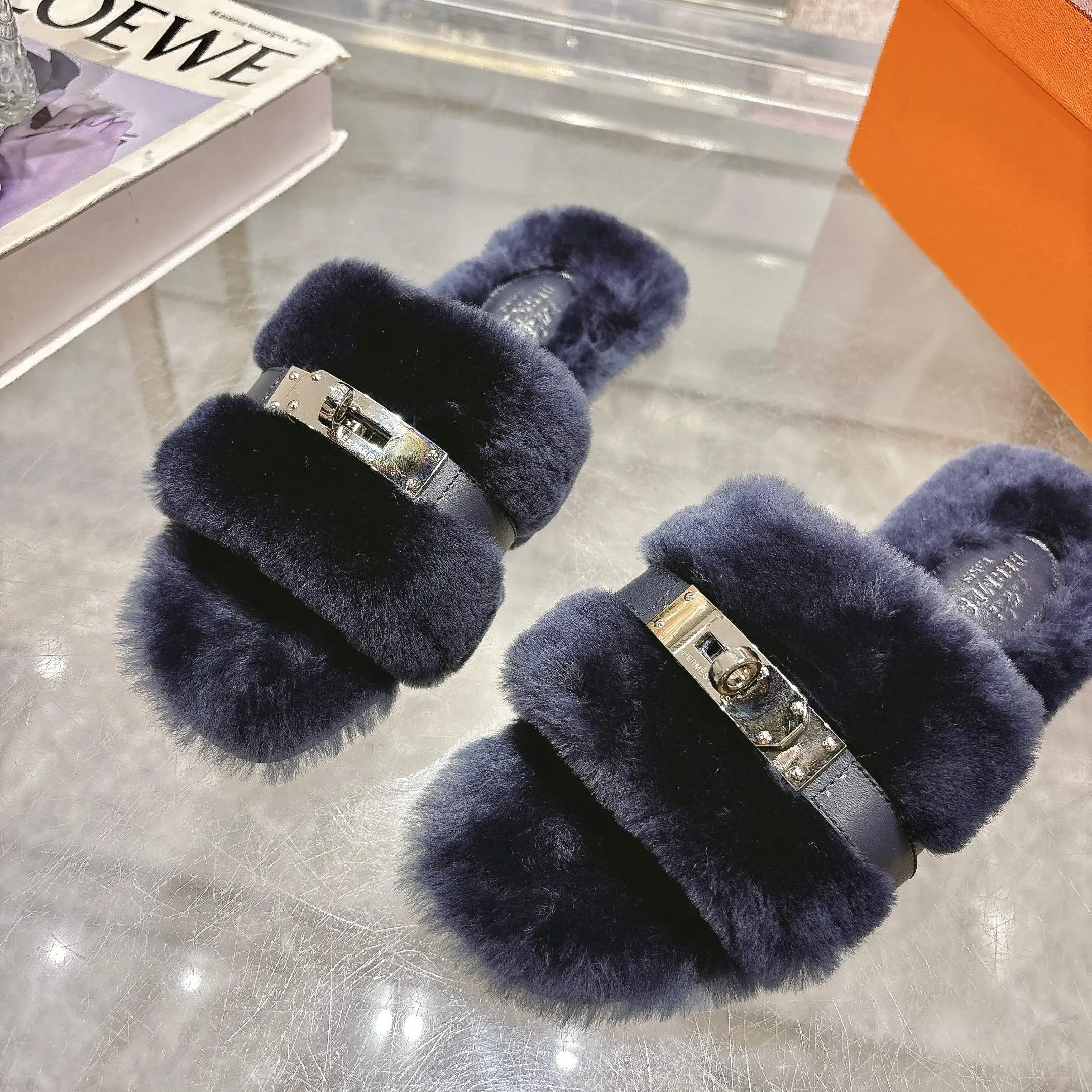 👟👟Ex-factory price 500👟👟 Purchasing agent level Hermes Hermès second uncle hair slippers are in stock all year round. 2025 new and new colors official website, Xiaohongshu synchronizes the latest color matching Hermès hot models are hot online, upgraded workmanship, high quality! Fashionable small wool H-trailers, autumn and winter style flat-soled wool mop, can be customized without standard, non-refundable and non-exchangeable. Fabric: Imported lamb's roll real wool. Lining: Imported lamb's roll real wool. Outsole: Genuine leather outsole. Size: 35-43, [Note: 41, 42, 43 customized]